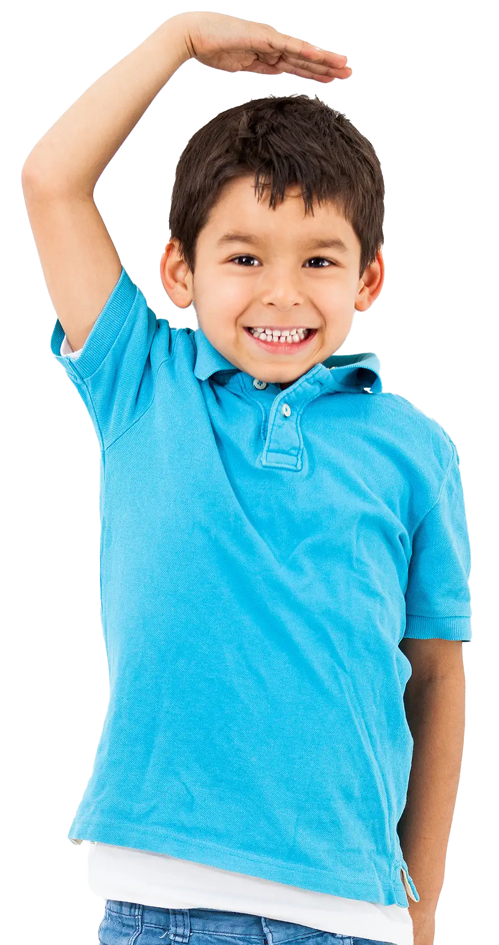 niño con playera de color azul con la mano en la cabeza sonriendo